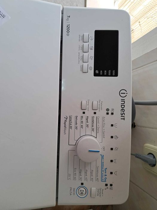 Máquina de lavar roupa com abertura em cima