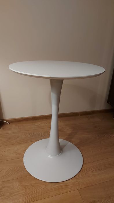 Biały stół i krzesła komplet