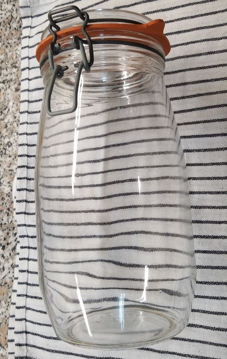 Frasco de vidro com tampa.