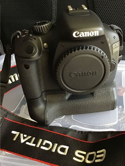 Canon- Corpo 550D e punho Canon, como Nova. Excelente estado.