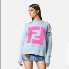 Розовый молодежный свитер Fendi