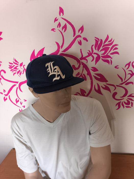 Granatowa czapka snapback LA – prosty daszek, regulowana