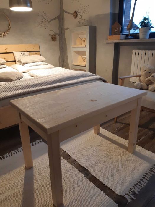 Drewniany nowy stół lub stolik kawowy