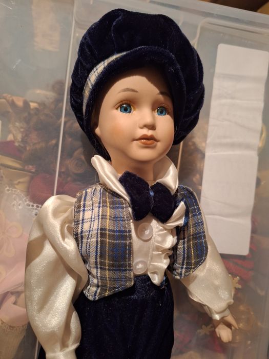 Lalka z porcelanowa chłopiec