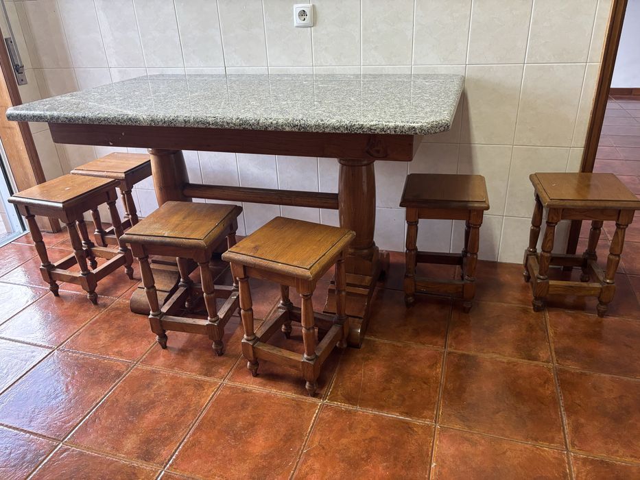 Mesa de cozinha com 6 bancos