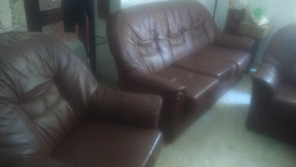 Sofá 3 lugares + 2 individuais em couro.