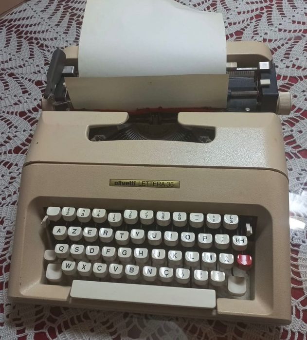 Máquina de escrever - Olivetti Lettera 35 - completamente funcional