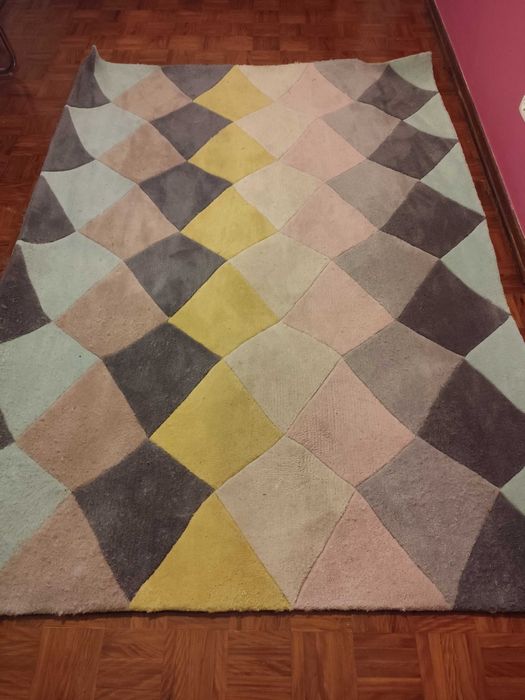 Tapete em perfeito estado em tons cinza, rosa, amarelo e verde claro.