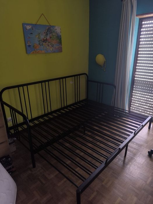 Cama de solteiro  em ferro