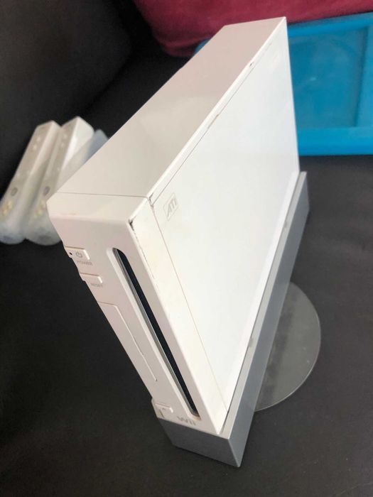 Kit Nintendo Wii Completo – Consola + 3 Wiimotes + 2 Nunchuks + Todos os Acessórios