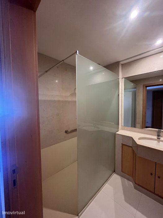 Apartamento T2 com 2 casas de banho e garagem