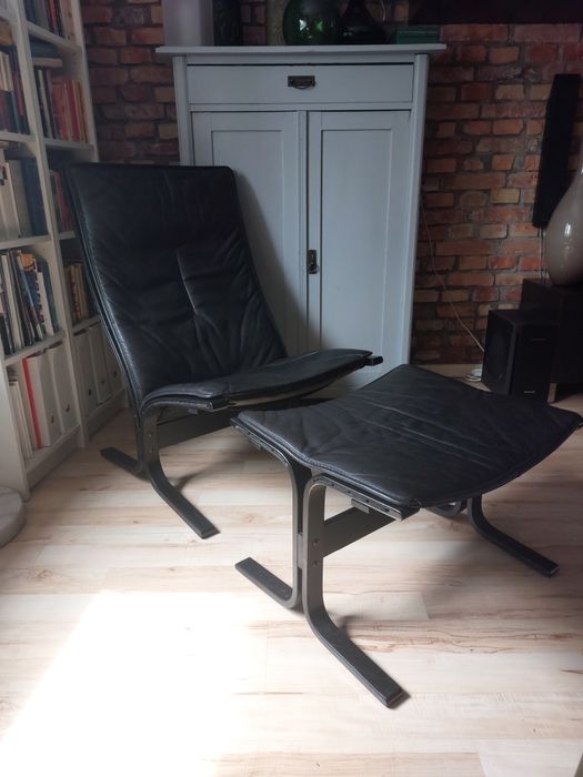 fotel marki Westnofa furniture made in Norwey z podnóżkiem proj. Ingemar Relling lata 70-te tapicerowany naturalną skórą. sygnowany
