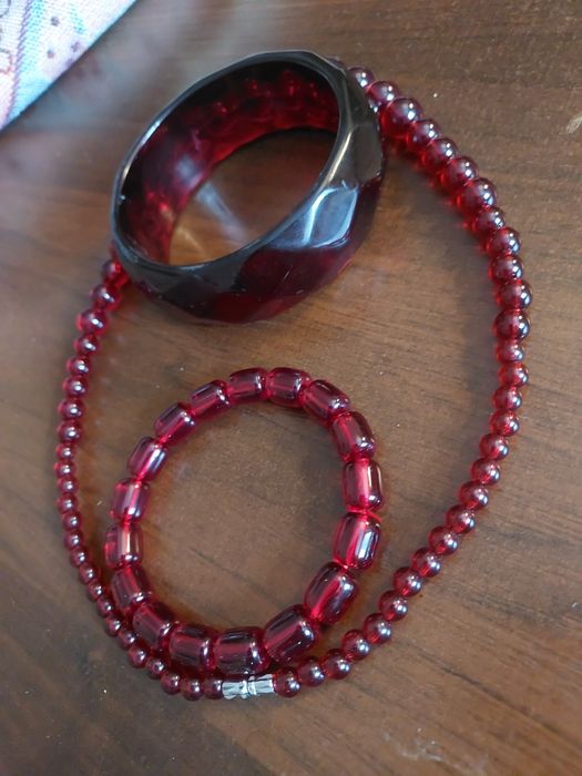 Лот біжутерії,  намисто і браслети