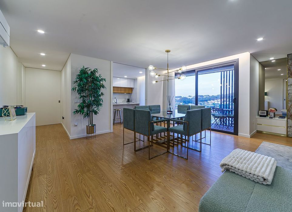 Exclusivo apartamento T3+1 seminovo, com 190m2, três frentes e box