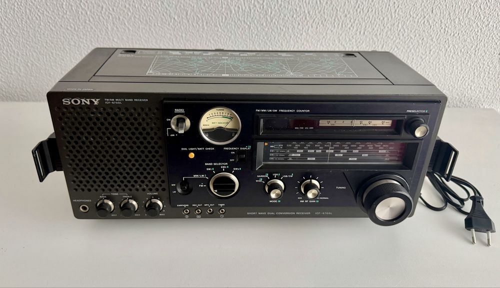 Rádio multibanda antigo Sony ICF-6700L