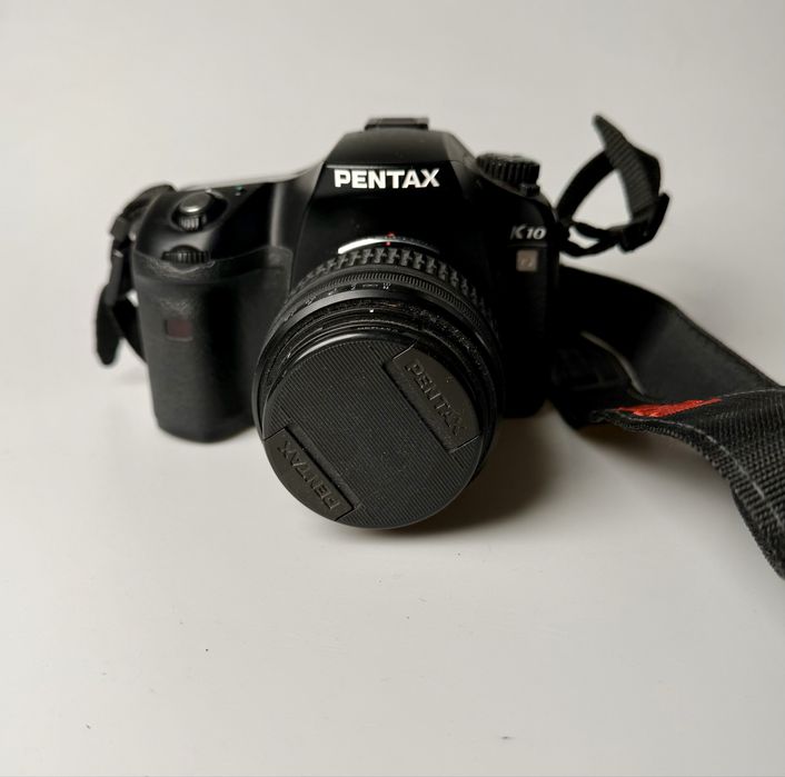 Дзеркальна камера Pentax k10d з обʼєктивом 18-55