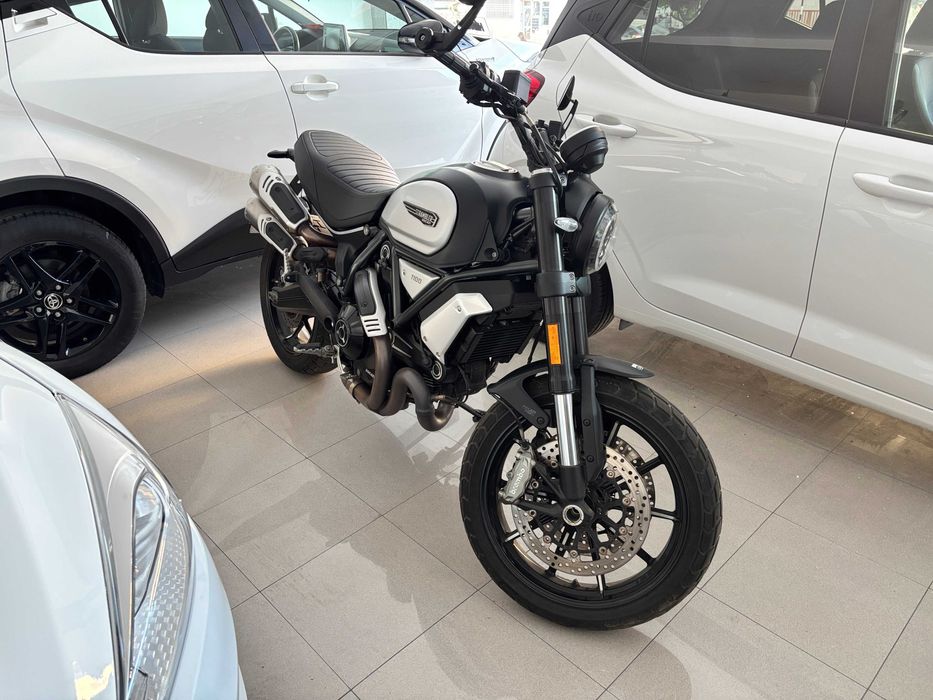 Motociclo Ducati Scrambler 1100 em excelente estado de conservação