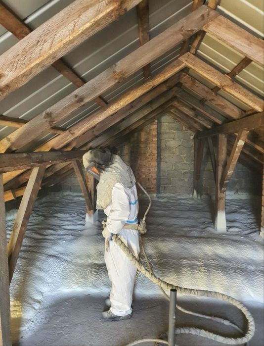Piana pur pianka pianką izolacje natryskowe celuloza docieplenia dachy
