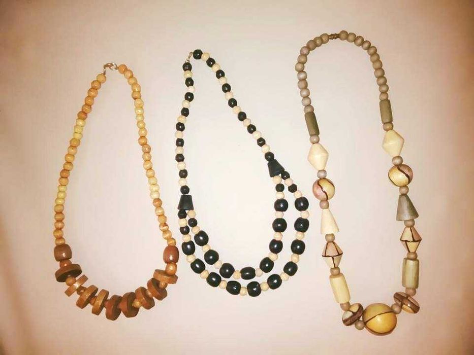 Conjuntos de "jóias", colares, alianças, anéis e guarda jóias. Novos.