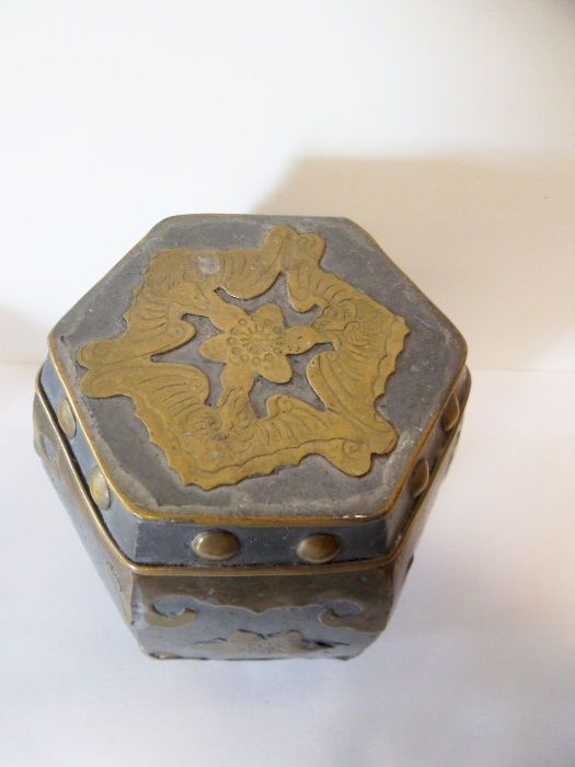 antigo conjunto de caixa de cigarros e cinzeiro em estanho e latão