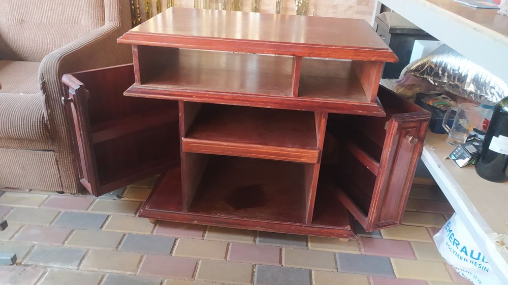 Продам тумбу под телевизор с баром.