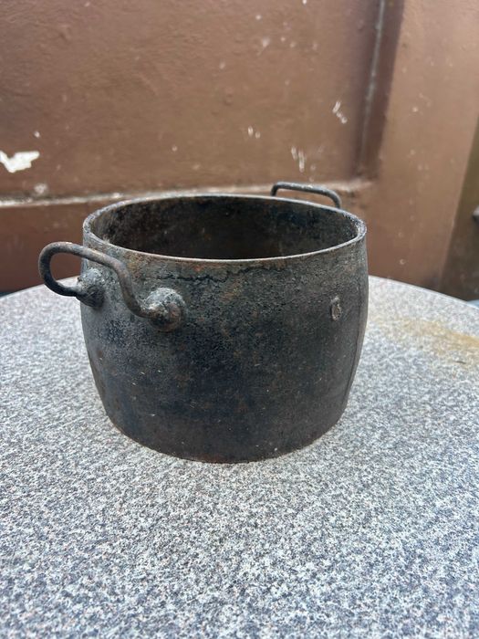 Panela / Pote Antigo em Ferro Fundido com Duas Pegas (Sem Pés) – Peça Etnográfica / Decorativa