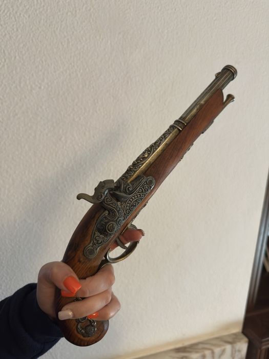 Replica decorativa de pederneira em madeira e metal, estilo antigo