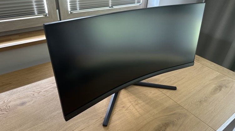 Monitor Philips Evnia Curved 34 180hz
