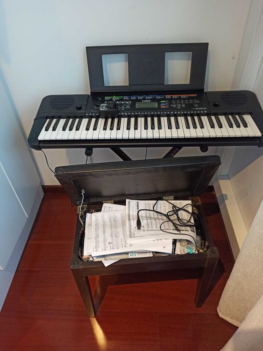 Teclado Yamaha + tripé + banco
