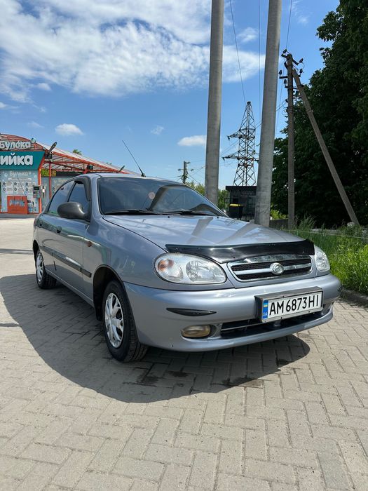 Sens 2011 року автомобіль