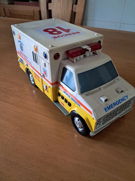 “Vintage Ambulância Rescue 18 Funrise 1992 luzes e som”