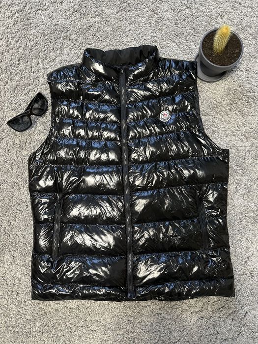 Жилетка Moncler.