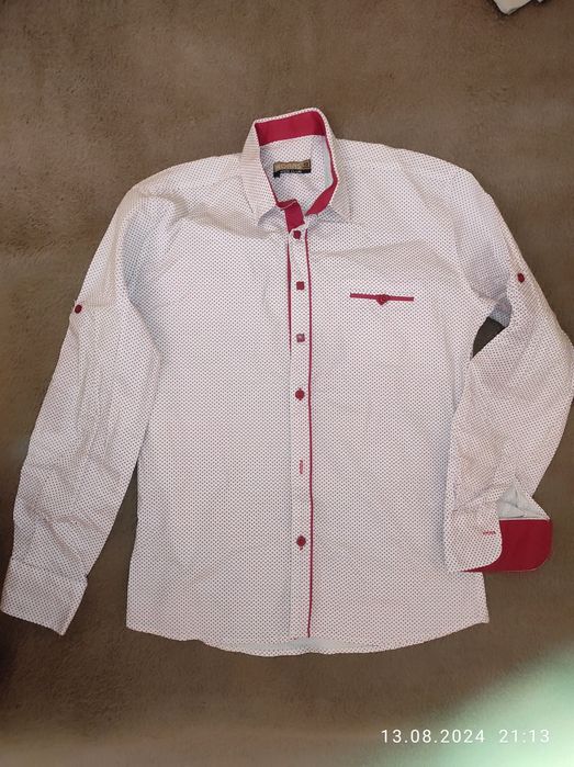 Штани і сорочка на хлопця.