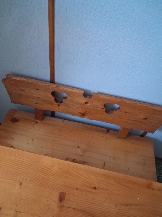 Ława, stół i krzesło