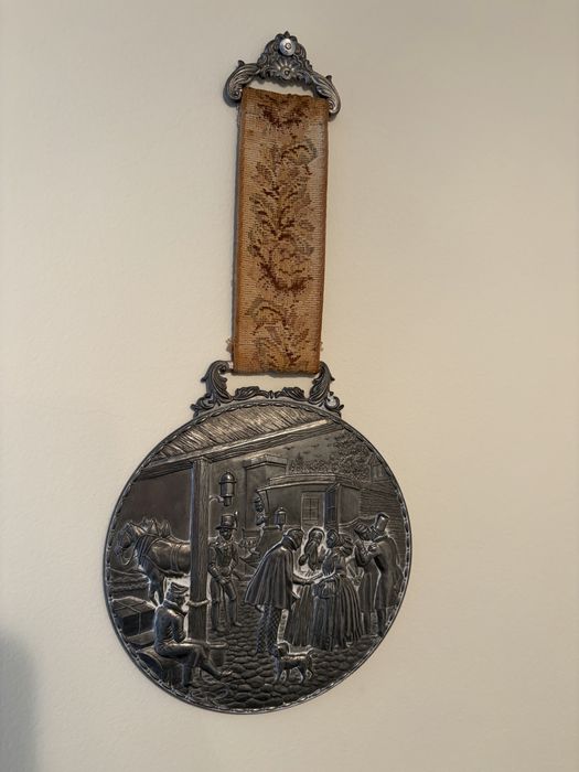 Peça decorativa em estanho.