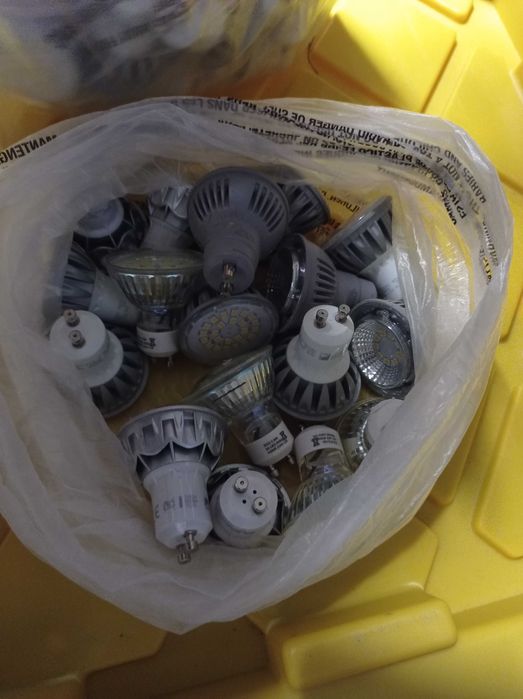 Várias lâmpadas LED/Various LED light bulbs, most new