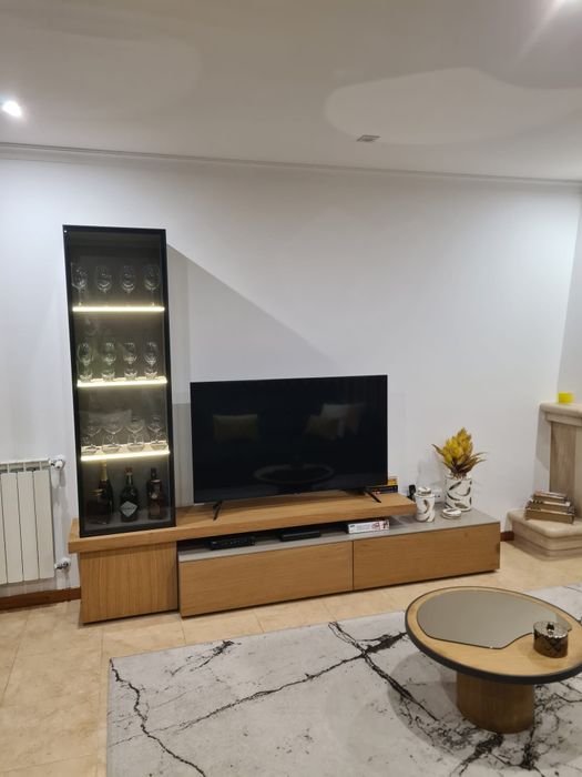 Estante de sala com vitrine e mesa de centro
P