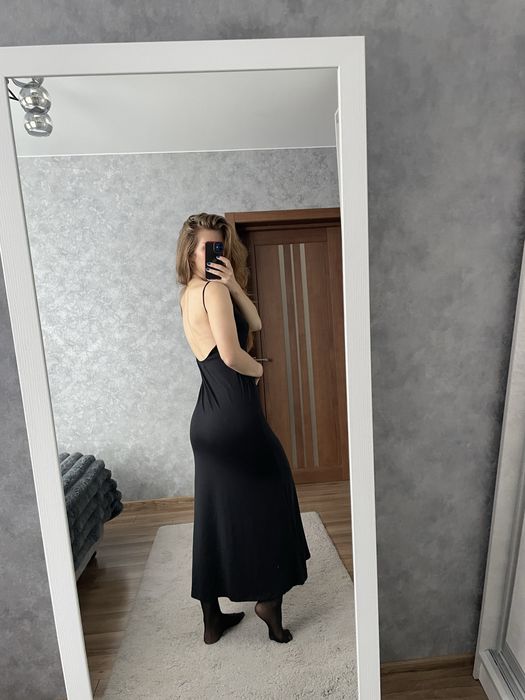 Довге плаття максі сукня вечірня на тонких бретелях з відкритою спиною