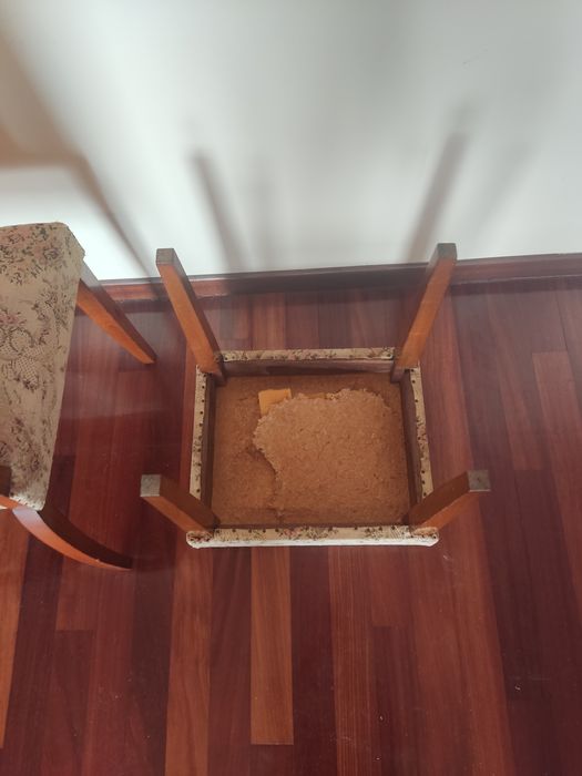 Duas cadeiras e um banco