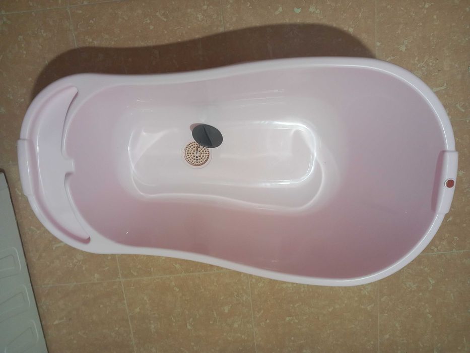 Banheira para bebé com orifício para fácil escoamento
