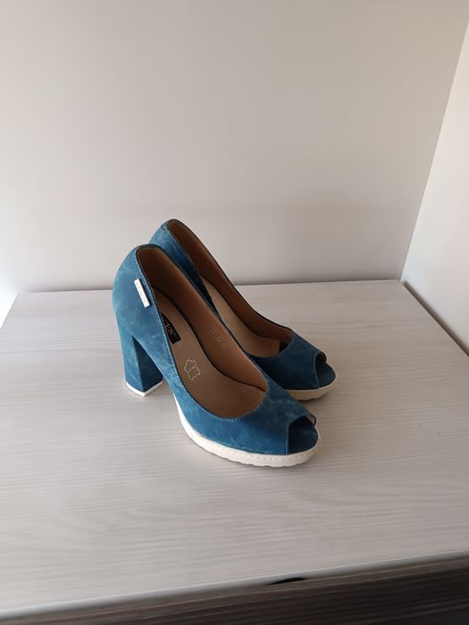 Buty na słupku Vices .