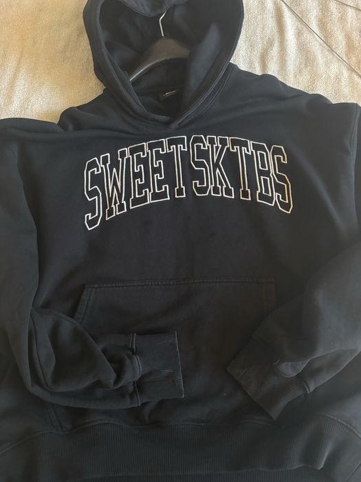 Czarna bluza z kapturem uniwersalna w bdb stanie sweetsktes