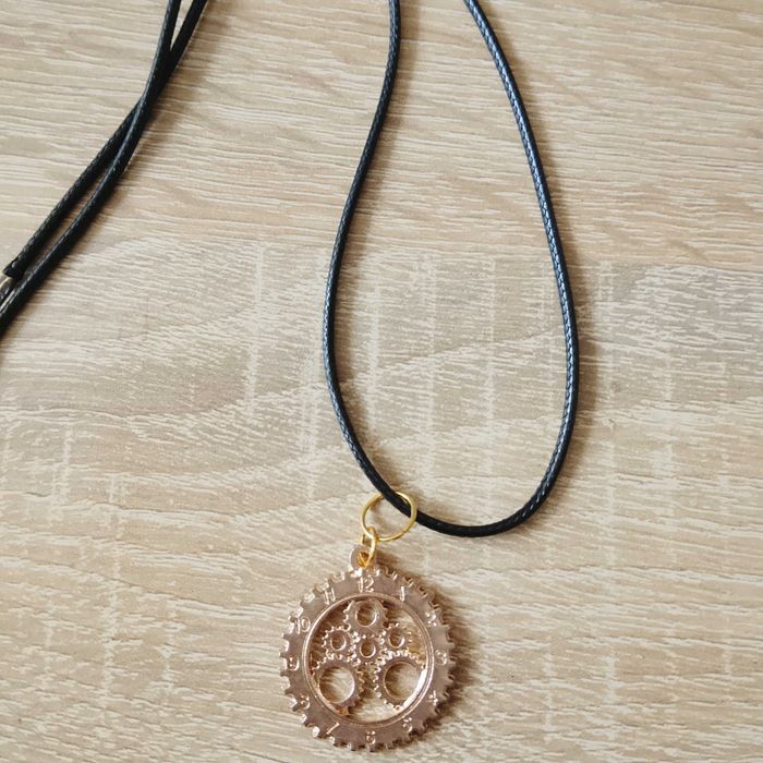 Wisiorek z tarczą zegara w kolorze rose gold