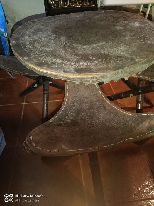 Famosos bancos á caçador com a respectiva mesa em couro muito bem trabalhado
