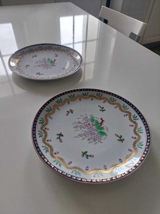 Conjunto de 2 pratos decorativos em porcelana (motivo uvas)