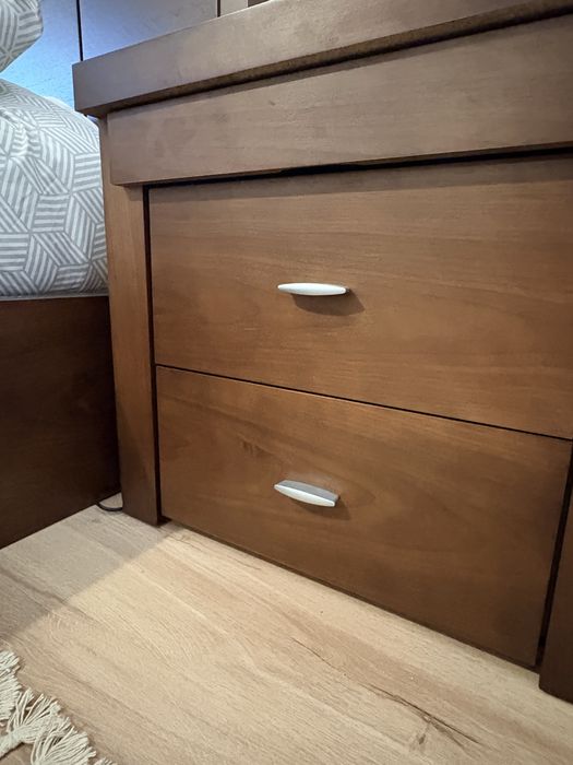 Conjunto de quarto completo em madeira cor wenge.