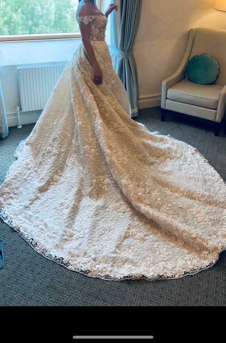 Suknia ślubna koronkowa odkryte ramiona kwiaty