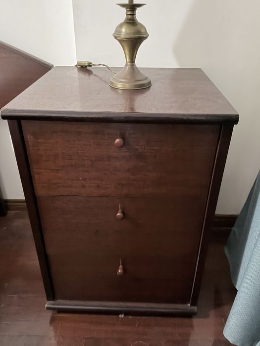 Recheio de quarto: cama, mesas cabeceira, comoda, roupeiro e consola