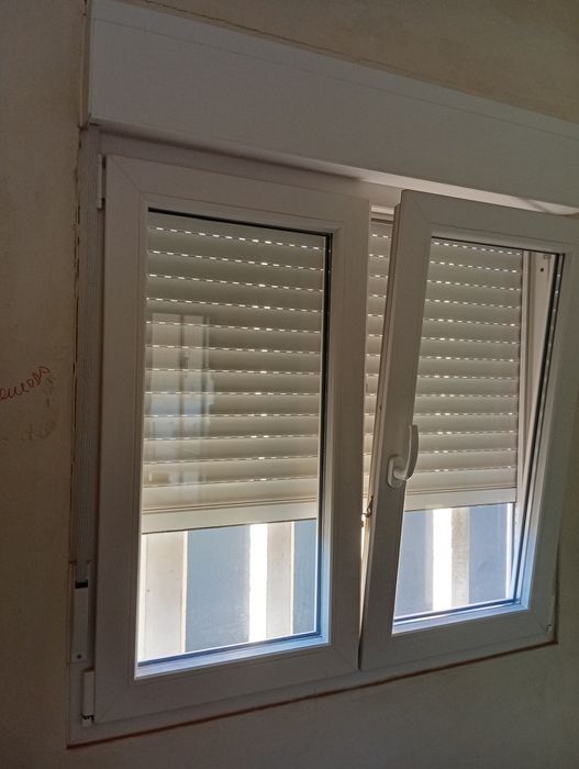 Janelas em PVC com vidro duplo.
