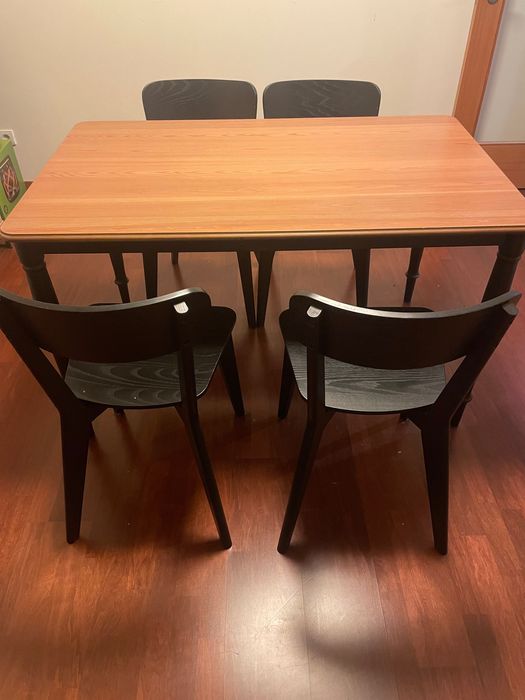 Conjunto mesa e 4 cadeiras